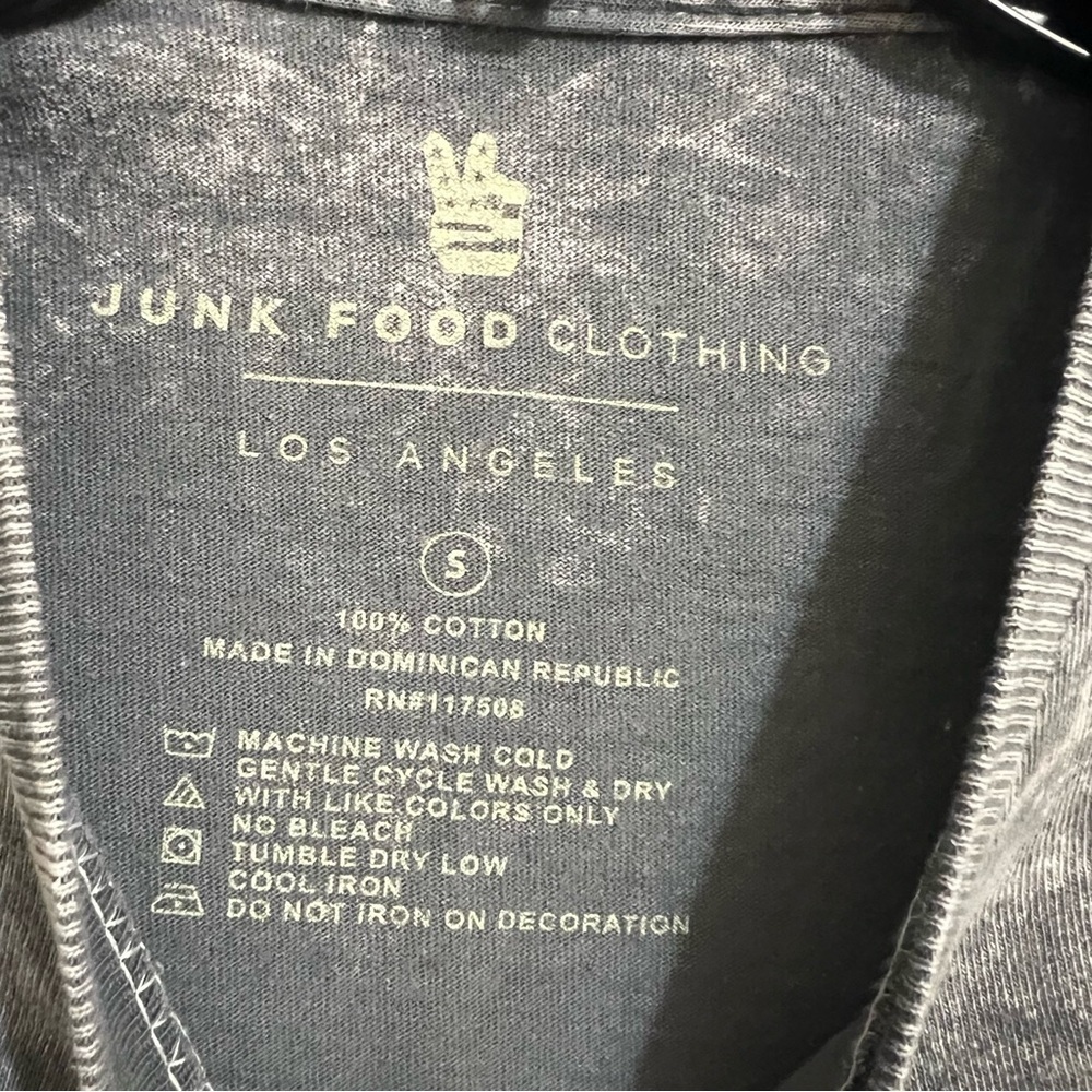 Junk food Pink Floyd grey with rainbow motif T shirt size Small. Looks new! - Picture 3 of 5